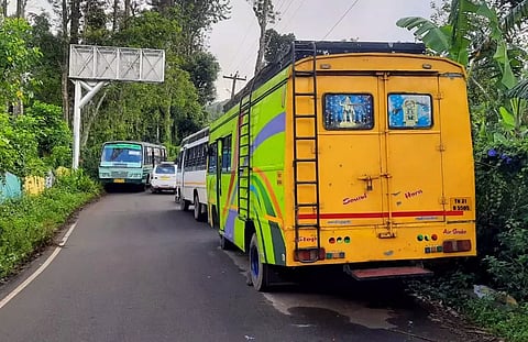 தாண்டிக்குடியில் சினிமா படப்பிடிப்பு வாகனங்களை சாலையில் நிறுத்தி இடையூறு