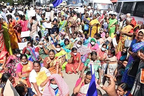 ஓய்வு பெற்ற போக்குவரத்து துறை ஊழியர்கள் மறியல் போராட்டம்