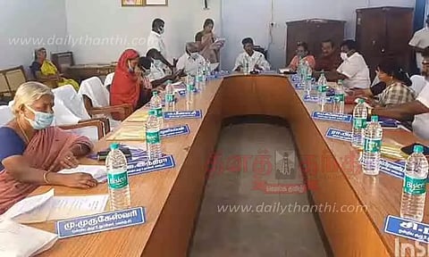 கொசுமருந்து தெளிக்க நடவடிக்கை-திருப்புவனம் யூனியன் கூட்டத்தில் வலியுறுத்தல்