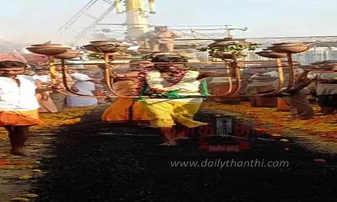 கோபி மொடச்சூர் தான்தோன்றி அம்மன் கோவில் குண்டம் விழா;திரளான பக்தர்கள் தீ மிதித்து நேர்த்திக்கடன்