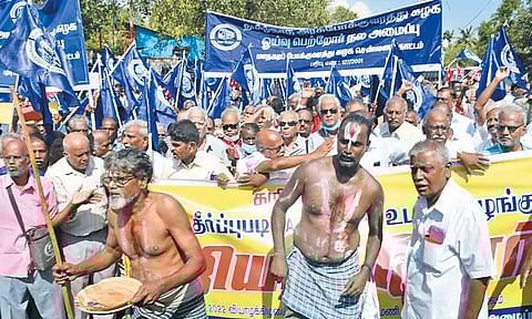 வருங்கால வைப்புநிதி, ஓய்வூதியத்தொகை வழங்கக்கோரி ஓய்வுபெற்ற போக்குவரத்து தொழிலாளர்கள் சாலை மறியல்