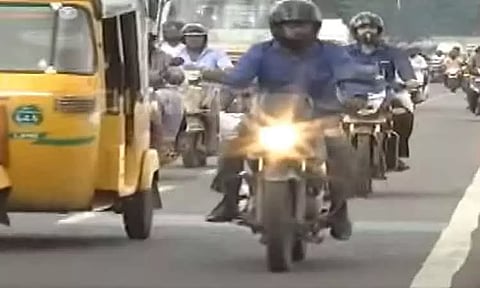 பைக் சாகசங்களை தடுக்க நடவடிக்கை; ஒன்றாக பயணித்தால் வாகனம் பறிமுதல் - சென்னை மாநகர போக்குவரத்து போலீசார் எச்சரிக்கை