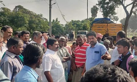 சாலையை அமைக்கும் பணியை தடுத்து நிறுத்திய பொதுமக்கள்