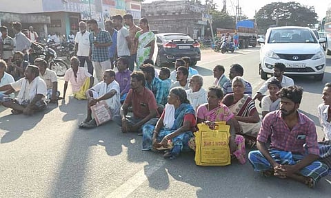 செஞ்சி ஒழுங்குமுறை விற்பனைக்கூடத்தில்நெல் கொள்முதல் செய்யாததால் விவசாயிகள் சாலை மறியல்போக்குவரத்து பாதிப்பு