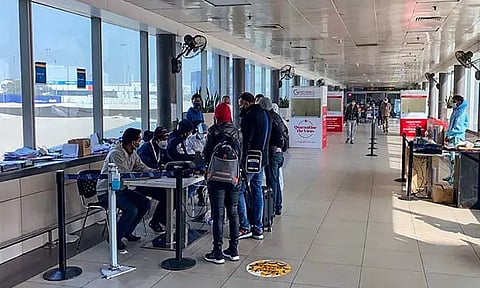 கொரோனா வழிகாட்டுதல்களின்படி சர்வதேச பயணிகளுக்கான பரிசோதனை நடைமுறைகளை மாற்றியமைக்க வேண்டும்; விமான நிறுவனங்களுக்கு மத்திய அரசு உத்தரவு