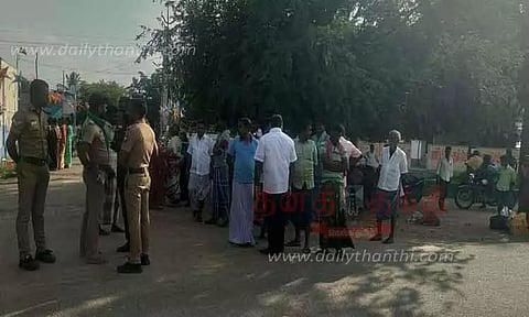 விவசாயிகள் சாலை மறியல்