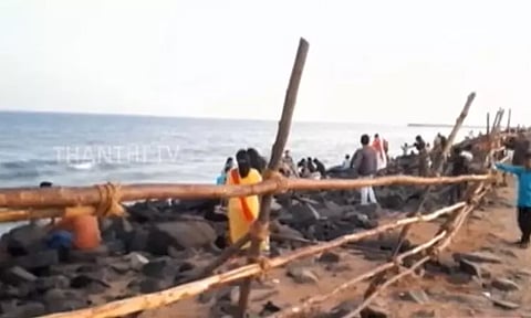 புதுச்சேரி கடற்கரை சாலையில் மதியம் 2 மணியிலிருந்து வாகனங்கள் செல்ல தடை- பாதுகாப்பு பணிகள் தீவிரம்