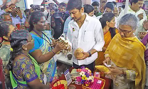 சென்னை நுங்கம்பாக்கத்தில் மகளிர் சுயஉதவி குழுக்களின் பொருட்கள் விற்பனை கண்காட்சி - அமைச்சர் உதயநிதி ஸ்டாலின் தொடங்கிவைத்தார்