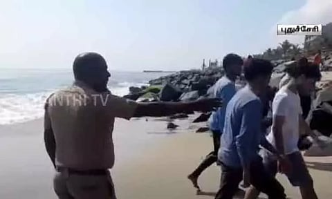 புத்தாண்டு கொண்டாட்டத்திற்காக புதுச்சேரி கடற்கரையில் குவிந்த சுற்றுலா பயணிகள் - போலீஸ் பாதுகாப்பு அதிகரிப்பு