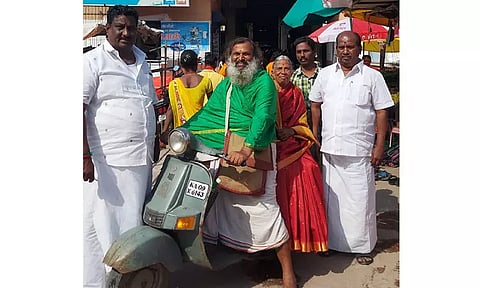 65 வயது தாயுடன் ஸ்கூட்டரில் மகன் ஆன்மிக பயணம்