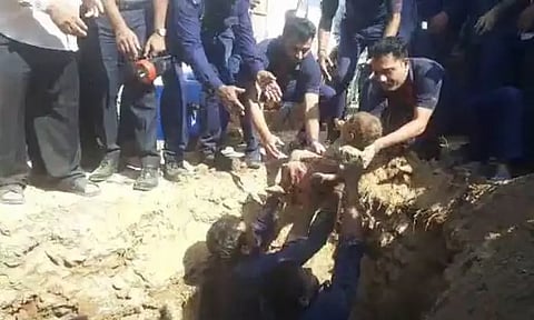 ஆழ்துளை கிணற்றுக்குள் விழுந்த 2 வயது குழந்தை பத்திரமாக மீட்பு