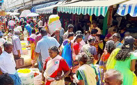மதுரை மார்க்கெட்டில் பூக்களின் விலை கிடு, கிடு உயர்வு