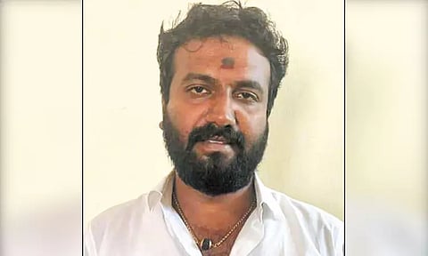 வண்ணாரப்பேட்டையில் நடைபாதை வியாபாரிகளிடம் மாமூல் கேட்டு மிரட்டல் - தி.மு.க. பெண் கவுன்சிலரின் கணவர் கைது