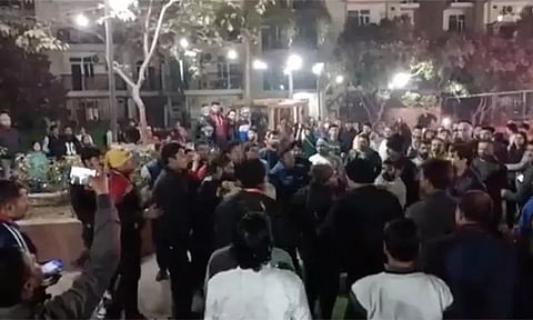 புத்தாண்டு கொண்டாட்டத்தின் போது பெண்களை கட்டாயப்படுத்தி செல்பி எடுக்க முயன்றதால் வாக்குவாதம் - மோதல்