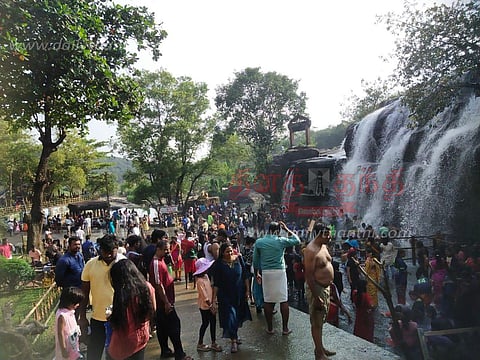 புத்தாண்டையொட்டி திற்பரப்புக்கு படையெடுத்த மக்கள் அருவியில் குளித்தும், படகு சவாரி செய்தும் உற்சாகம்