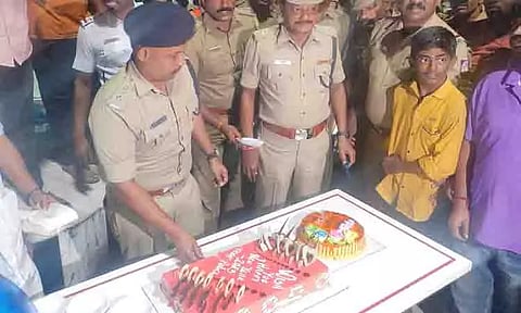 புத்தாண்டை பொதுமக்களுடன் கேக் வெட்டி கொண்டிய போலீசார்