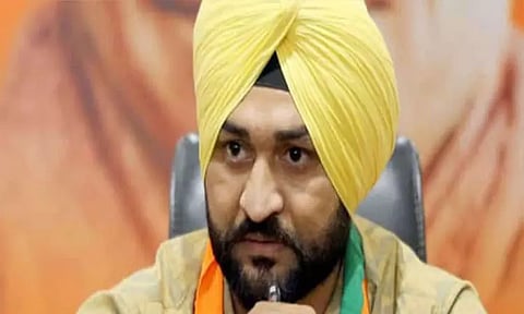 விளையாட்டுத்துறை மந்திரியின் விளையாட்டு பெண் பயிற்சியாளரை சில்மிஷம் செய்து டீ சர்ட்டை கிழித்தார்