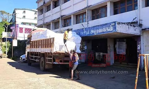 இலவச வேட்டி, சேலைகள் வந்தன