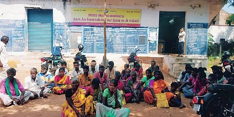 நகைக்கடன் தள்ளுபடியில் முறைகேடு; கூட்டுறவு கடன் சங்கத்தை கிராம மக்கள் முற்றுகை