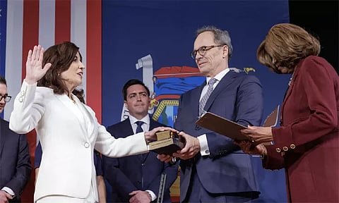 அமெரிக்காவின் நியூயார்க் மாகாணத்தில் முதல் பெண் கவர்னர் பதவியேற்றார்