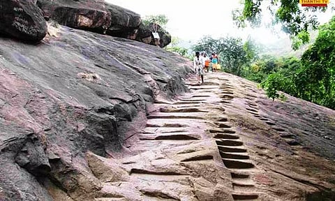 சதுரகிரி மலை கோயிலுக்கு செல்ல பக்தர்களுக்கு வனத்துறை அனுமதி