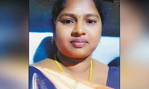 பெரியபாளையத்தில் சொத்து தகராறில் இளம்பெண் அடித்துக்கொலை - தி.மு.க. நிர்வாகி மகன் கைது