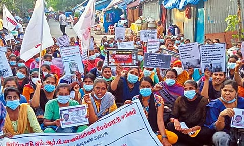 பணி நிரந்தரம் செய்யக்கோரி நர்சுகள் ஆர்ப்பாட்டம்