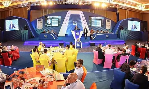 ஐபிஎல்லில் ரூ.17.50 கோடிக்கு ஏலம் போன ஆல் ரவுண்டர் பந்துவீச தடை - காரணம் என்ன..?