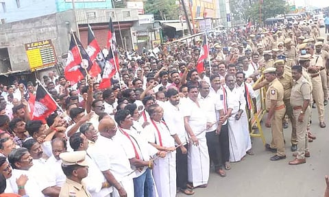 எம்.சி.சம்பத் மீதான வழக்கை ரத்து செய்யக்கோரிகடலூரில் அ.தி.மு.க.வினர் ஆர்ப்பாட்டம்சாலை மறியலில் ஈடுபட முயன்றதால் பரபரப்பு