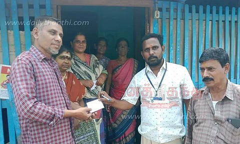 பொங்கல் பரிசு பெற வீடு, வீடாக டோக்கன் வழங்கும் பணி