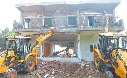 பாதையை ஆக்கிரமித்து கட்டப்பட்ட வீடு இடிப்பு