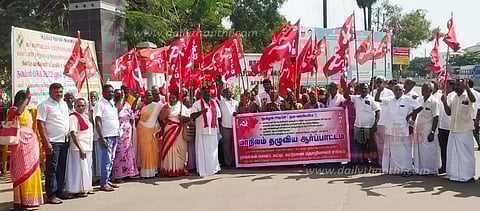 பொங்கல் பரிசுடன் ரூ.5 ஆயிரம் வழங்கக்கோரி கட்டுமான தொழிலாளர்கள் ஆர்ப்பாட்டம்