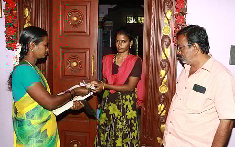 10½ லட்சம் பேருக்கு பொங்கல் பரிசு வழங்க டோக்கன் வினியோகம் தொடங்கியது