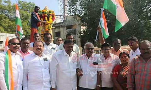 வீரபாண்டிய கட்டபொம்மன் சிலைக்கு அரசியல் கட்சியினர் மரியாதை