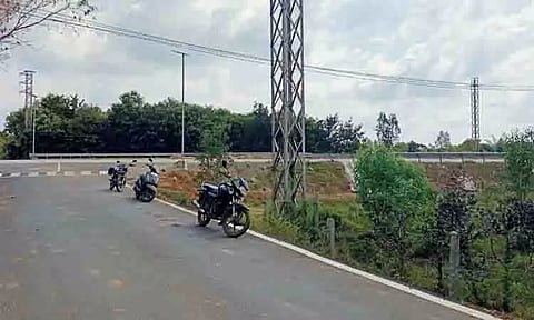 சாலையின் குறுக்கே தாழ்வாக செல்லும் மின் வயர்கள்