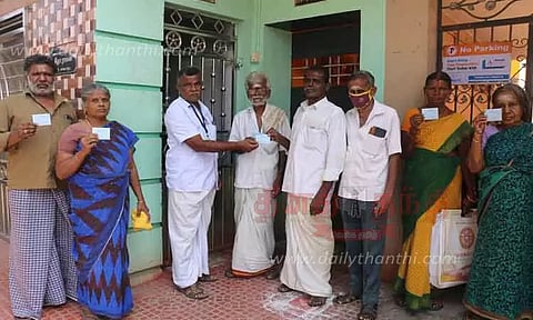 பொங்கல் பரிசு தொகுப்புக்கு டோக்கன் வழங்கும் பணி தொடங்கியது