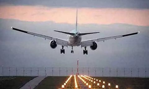 அமெரிக்க விமான நிலையத்தில் கோர சம்பவம்; விமான என்ஜினில் சிக்கி ஊழியர் உயிரிழப்பு