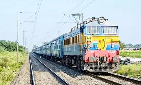 உத்தரபிரதேசத்தில் காசி எக்ஸ்பிரஸ் ரெயில் தடம் புரண்டது