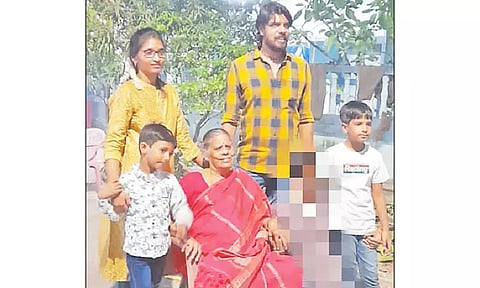 கார் மீது லாரி மோதல்: ஒரே குடும்பத்தை சேர்ந்த 5 பேர் பலி