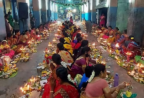 மாரியம்மன் கோவிலில் மகர விளக்கு பூஜை