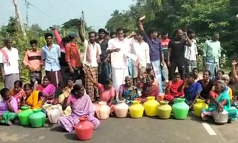 தடையின்றி குடிநீர் வினியோகம் செய்யக்கோரிகாலி குடங்களுடன் கிராம மக்கள் சாலை மறியல்சிதம்பரம் அருகே பரபரப்பு