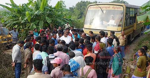 பஸ்கள் நிற்காமல் செல்வதை கண்டித்து பொதுமக்கள், மாணவர்கள் சாலை மறியல்