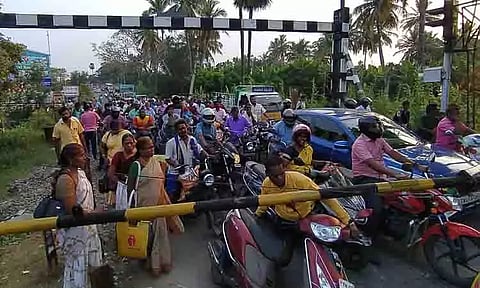 லாரி மோதி ரெயில்வே கேட் பழுது: போக்குவரத்து பாதிப்பு