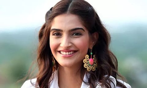 வீட்டை ரூ.32 கோடிக்கு விற்ற தனுஷ் பட நடிகை