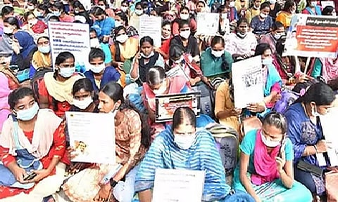 பணி நிரந்தரம் செய்யக்கோரி ஒப்பந்த செவிலியர்கள் உண்ணாவிரத போராட்டம்