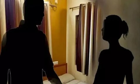 மருமகனுடன் ஓடிய மனைவி...! மீட்டு தாருங்கள்...! கணவன் போலீசில் புகார்