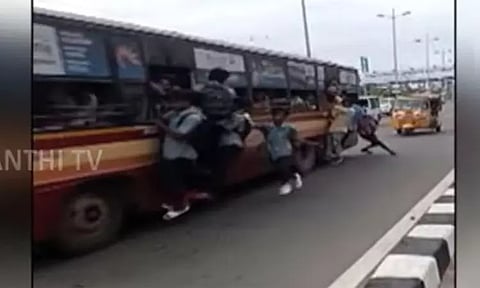 மாணவர்கள் பஸ் படிக்கட்டில் பயணம் செய்வதை தடுக்க அதிரடி நடவடிக்கை
