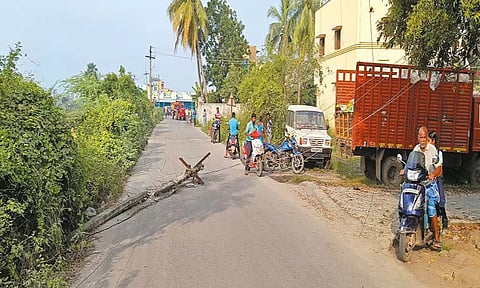 லாரி மோதியதில் மின்கம்பம் முறிந்து சாலையில் விழுந்தது; பெரும் விபத்து தவிர்ப்பு