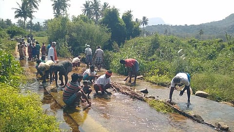 கடமலைக்குண்டு அருகேபாசி படர்ந்த தரைப்பாலத்தால் விபத்து அபாயம்