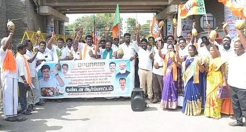 தென்னங்கன்றுகளை ஏந்தி பா.ஜனதா போராட்டம்